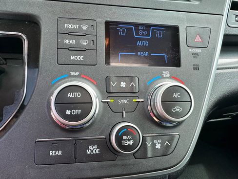 Used 2017 Toyota Sienna SE image 26