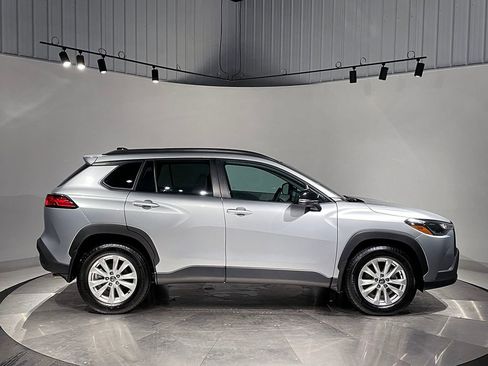 Used 2025 Toyota Corolla Cross LE image 11