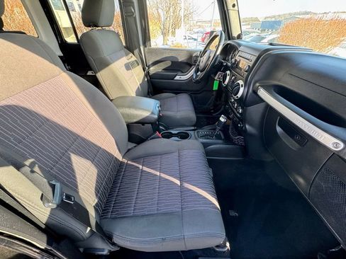 Used 2011 Jeep Wrangler Unlimited Sahara image 13