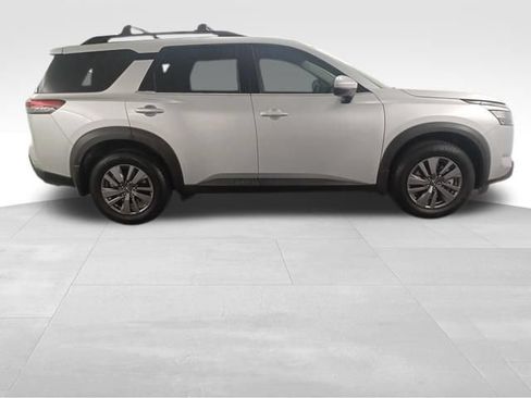 Used 2024 Nissan Pathfinder SV FWD image 10