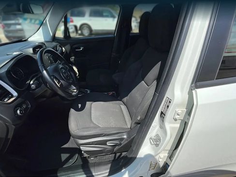 Used 2017 Jeep Renegade Latitude AWD/4WD image 9