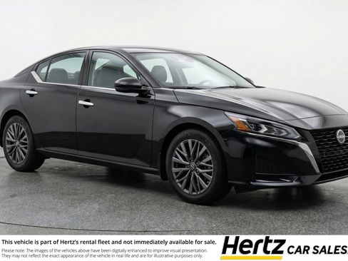 Used 2025 Nissan Altima 2.5 SV image 1
