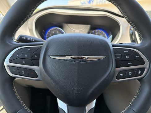 Used 2024 Chrysler Pacifica Touring-L FWD image 10