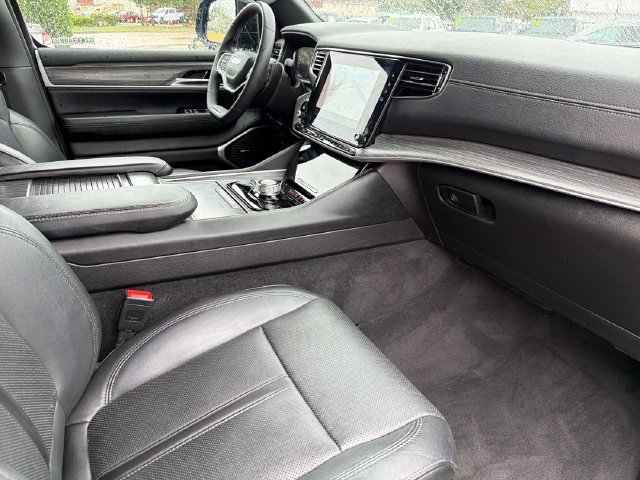 Used 2023 Jeep Wagoneer L Series II AWD/4WD image 24