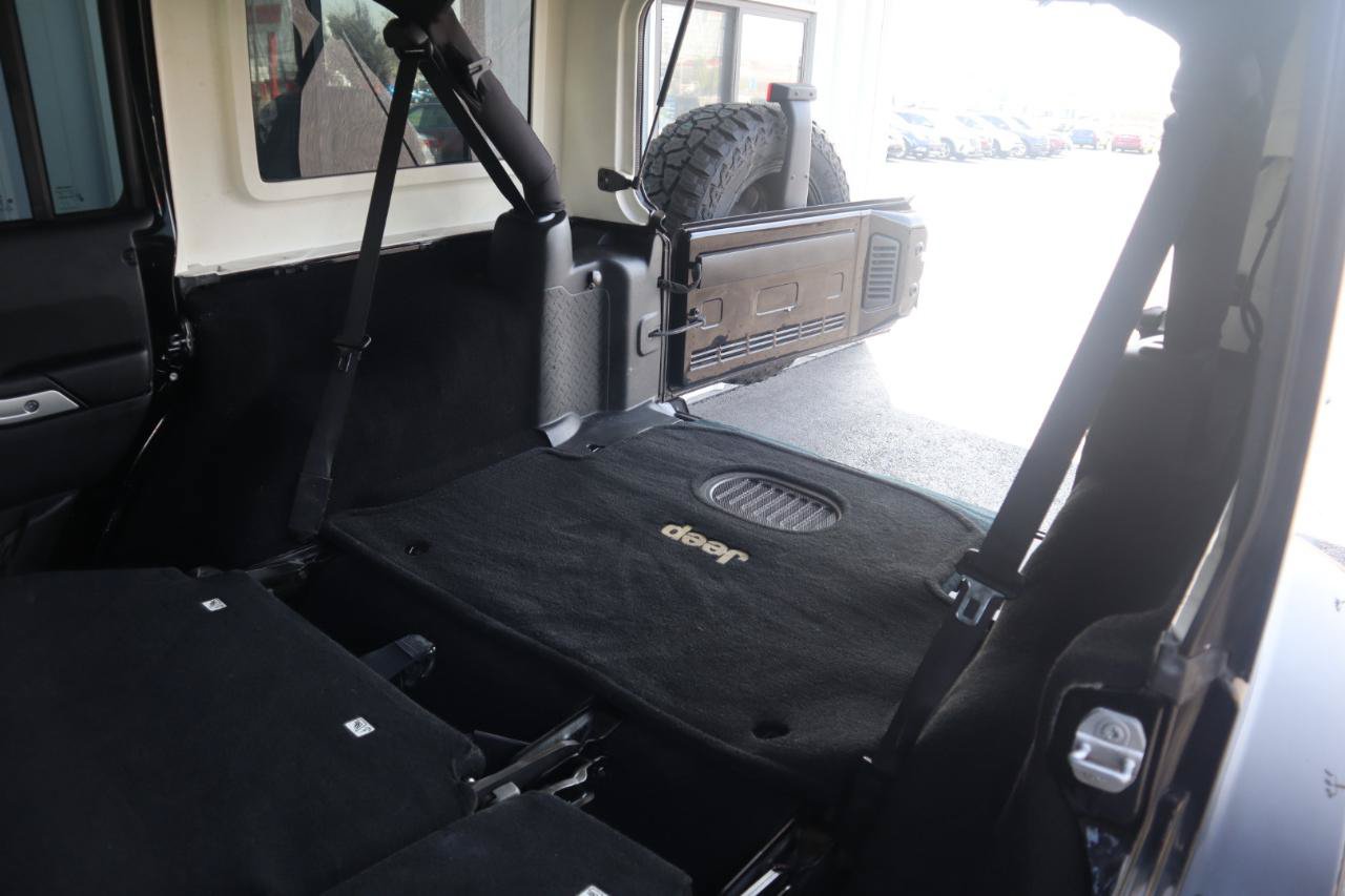 Used 2015 Jeep Wrangler Unlimited Sahara w/ Connectivity Group AWD/4WD image 47