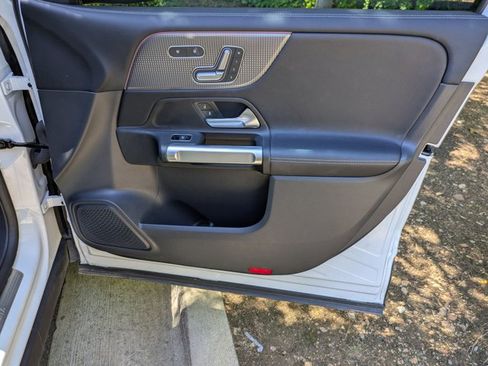 Used 2023 Mercedes-Benz GLB 250 image 39