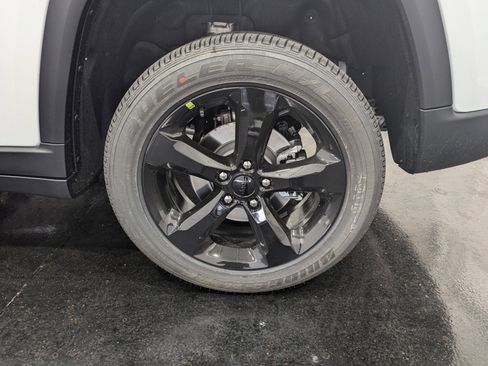 New 2024 Jeep Grand Cherokee Altitude image 12