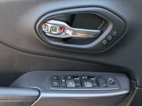 Used 2019 Jeep Cherokee Limited AWD/4WD image 14