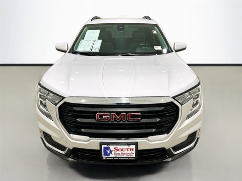 Used 2022 GMC Terrain SLE w/ Driver Convenience Package image 2
