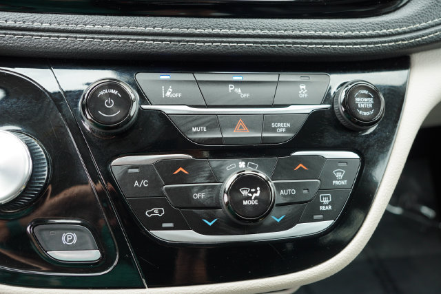 Certified 2024 Chrysler Pacifica Limited FWD image 32