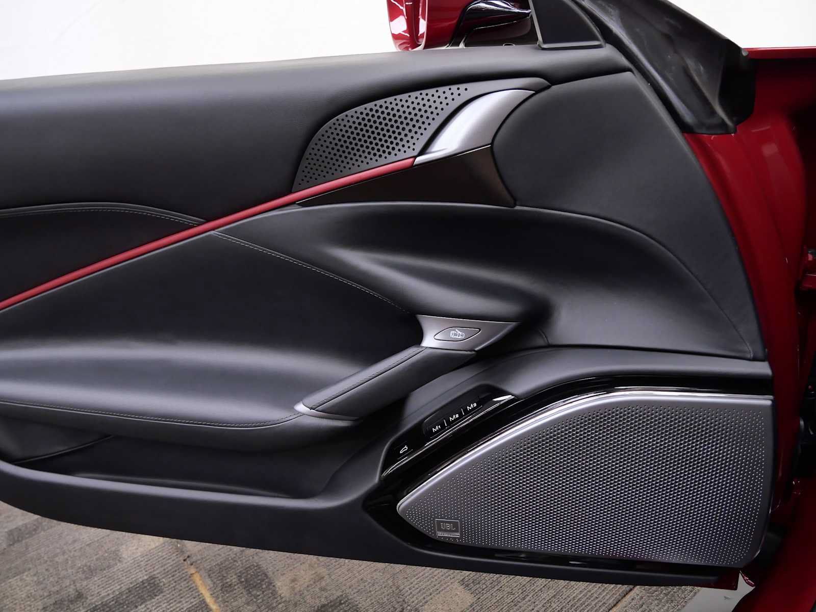 Certified 2025 Ferrari Roma Spider RWD image 28