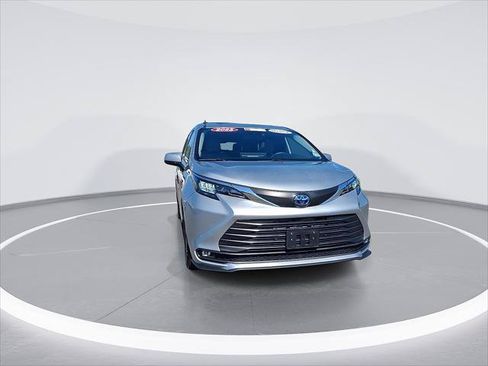 Certified 2025 Toyota Sienna XLE FWD image 4