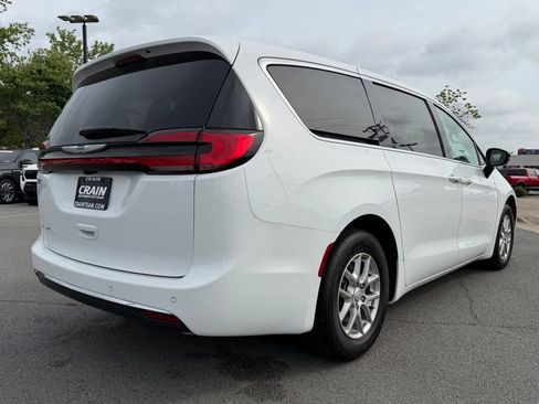 Used 2026 Chrysler Pacifica Select FWD image 7