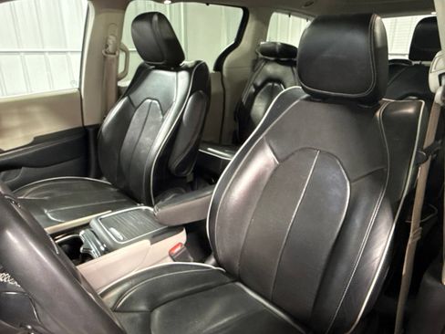 Used 2023 Chrysler Pacifica Limited FWD image 32