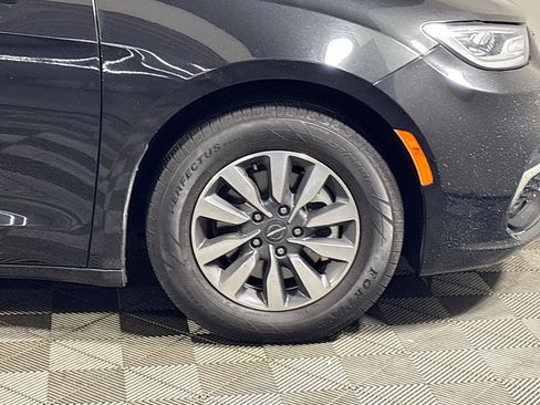 Used 2023 Chrysler Pacifica Touring-L FWD image 21