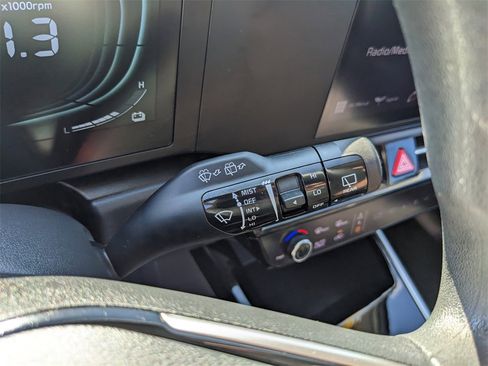 Certified 2025 Kia Niro LX image 33