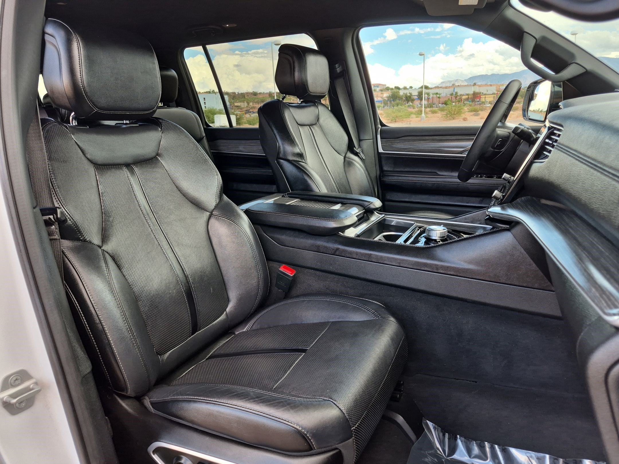Used 2024 Jeep Wagoneer L Series II w/ Flexible Seating Group AWD/4WD image 31