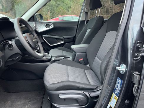 Used 2025 Kia Soul LX w/ LX Technology Package image 24