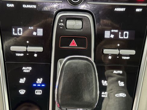 Used 2018 Porsche Panamera 4 image 23