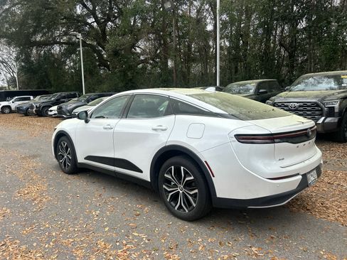 Used 2023 Toyota Crown Limited image 2