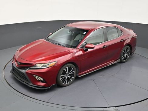 Used 2018 Toyota Camry SE FWD image 12