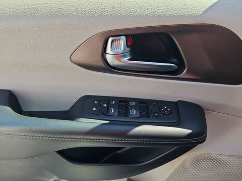 Used 2023 Chrysler Voyager LX image 32