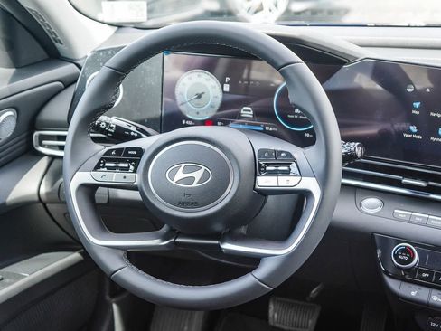 Certified 2025 Hyundai Elantra SEL FWD image 22