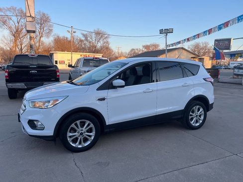 Used 2017 Ford Escape SE image 2