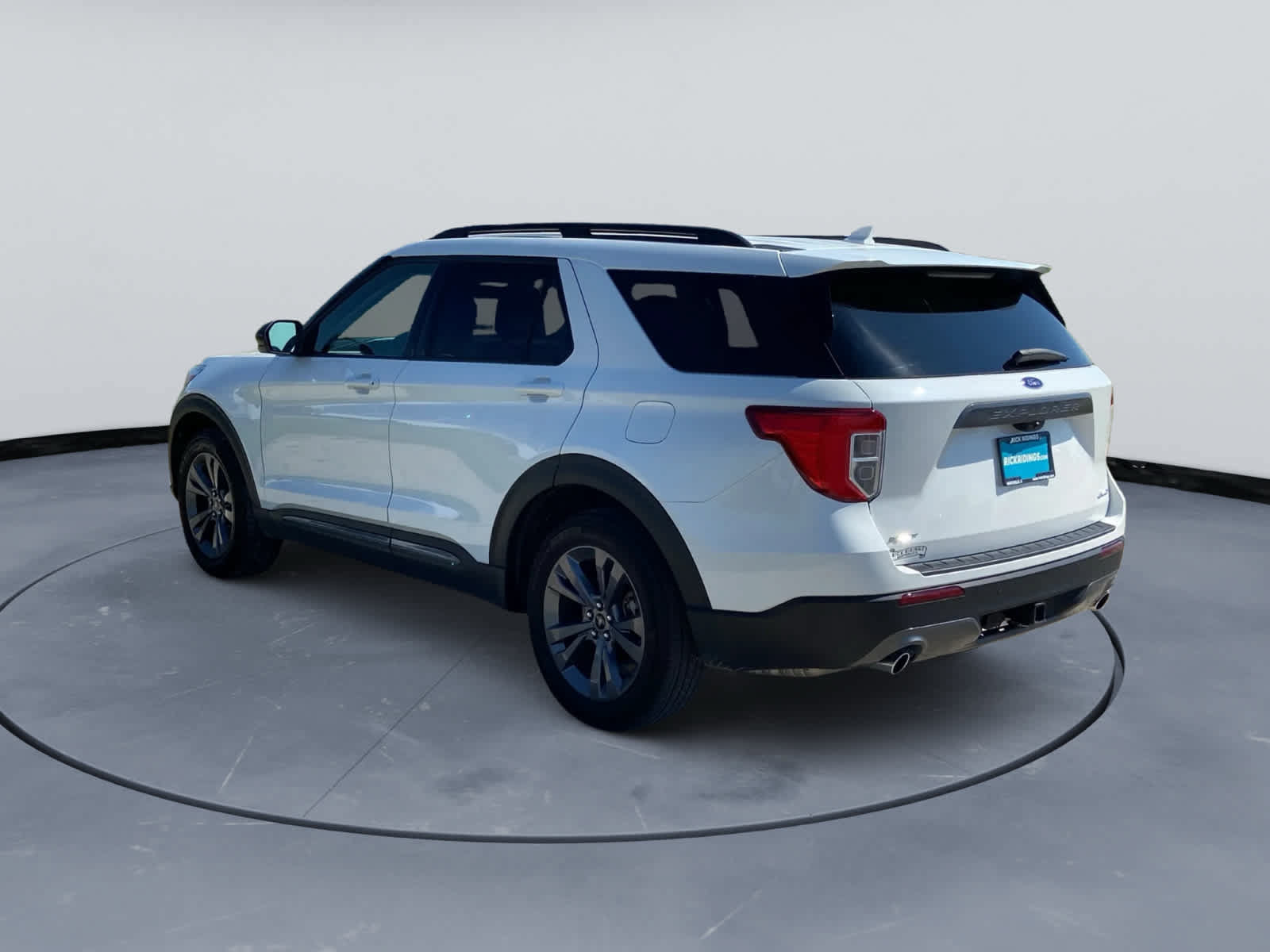 Used 2024 Ford Explorer XLT w/ Equipment Group 202A AWD/4WD image 7