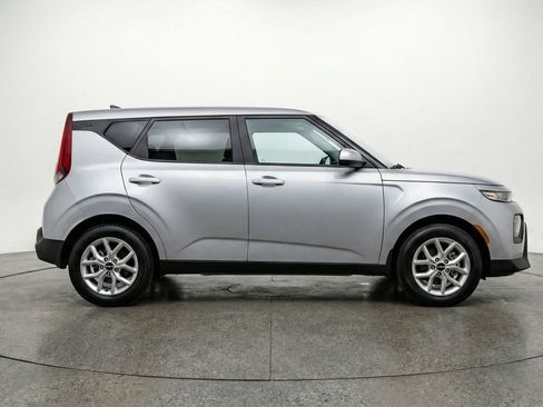 Used 2025 Kia Soul LX w/ LX Technology Package FWD image 11