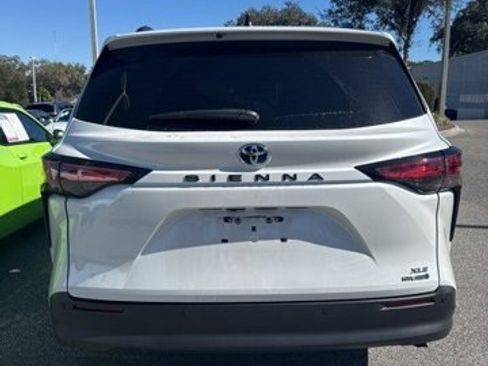 Used 2022 Toyota Sienna XLE image 5