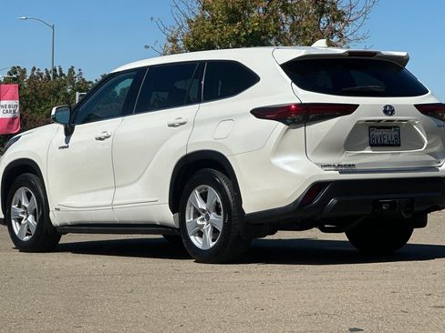 Used 2021 Toyota Highlander LE AWD/4WD image 6