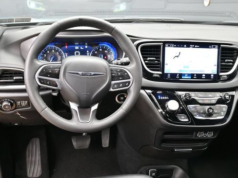 Used 2025 Chrysler Pacifica Select FWD image 33