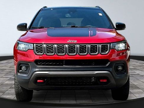 Used 2025 Jeep Compass Trailhawk w/ Trailer Tow Group AWD/4WD image 2