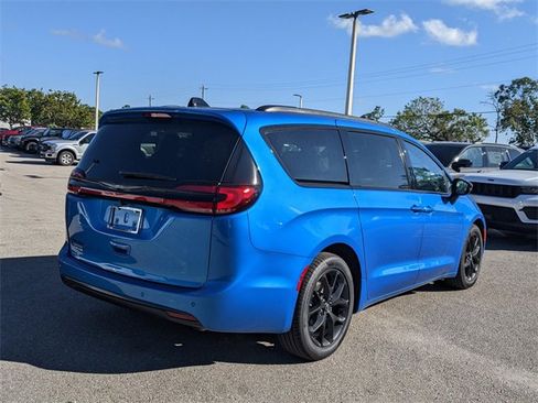 New 2026 Chrysler Pacifica Select w/ S Appearance Package image 4