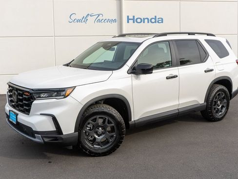 New 2025 Honda Pilot TrailSport image 2
