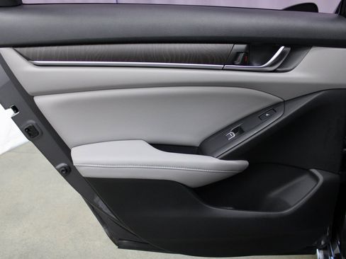 Used 2018 Honda Accord Touring image 16