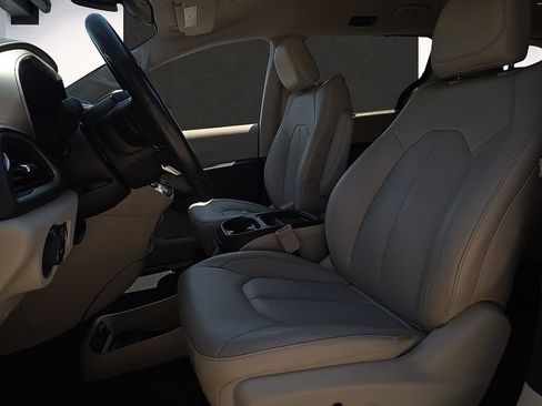 Used 2019 Chrysler Pacifica Touring-L FWD image 13