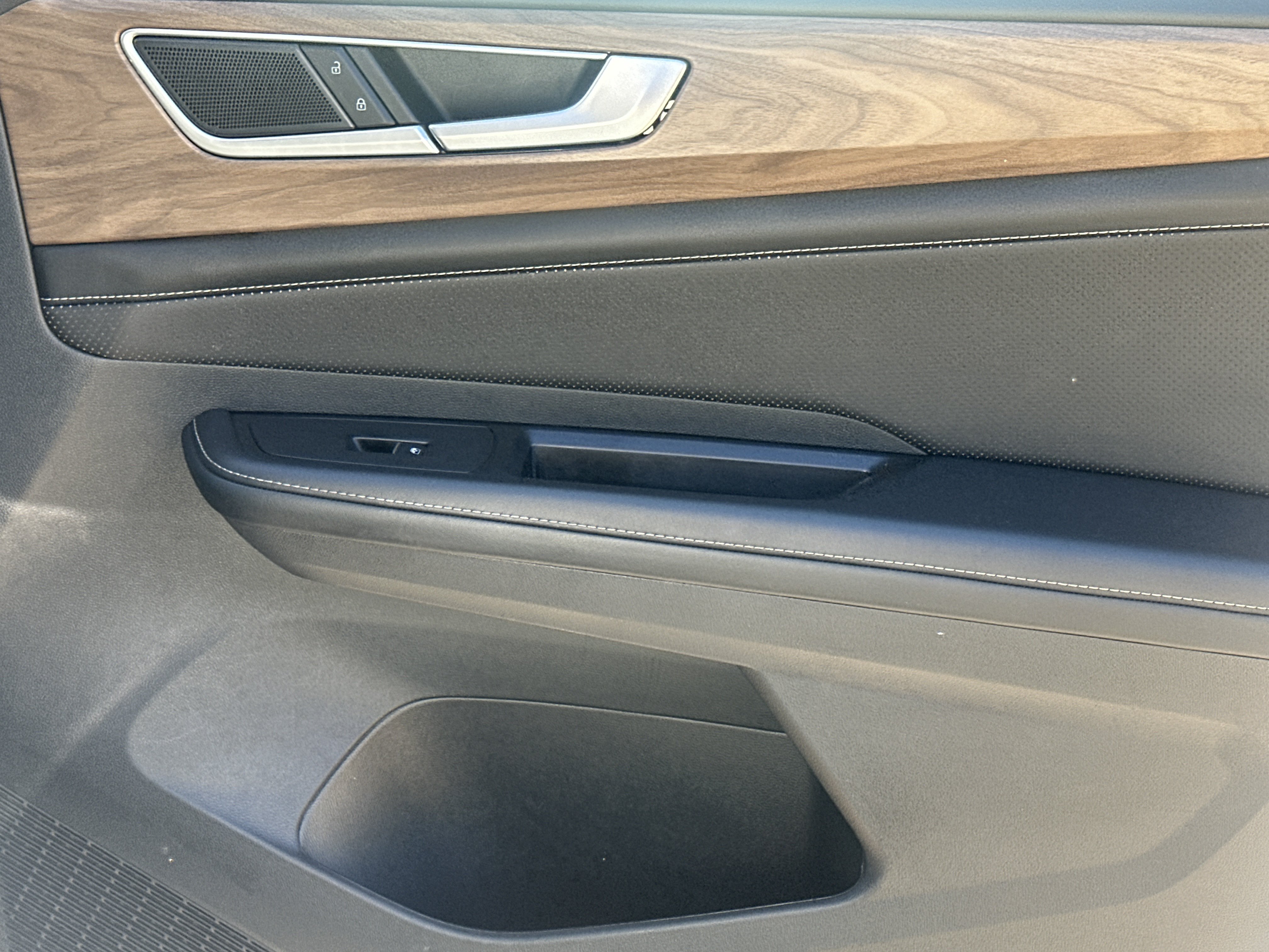 Used 2024 Volkswagen Atlas SE AWD/4WD image 14