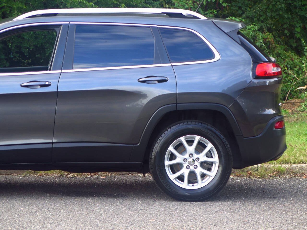 Used 2016 Jeep Cherokee Latitude AWD/4WD image 31