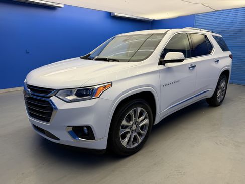 Used 2018 Chevrolet Traverse Premier w/ Driver Confidence II Package FWD image 4