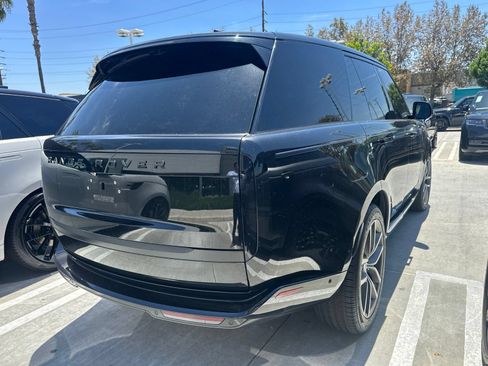 Used 2024 Land Rover Range Rover SE AWD/4WD image 3