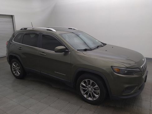 Used 2019 Jeep Cherokee Latitude Plus w/ Comfort/Convenience Group FWD image 11
