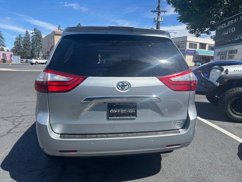 Used 2019 Toyota Sienna Limited Premium w/ Carpet Mat Package AWD/4WD image 4