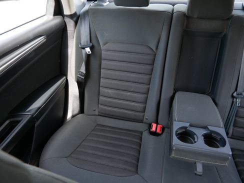 Used 2018 Ford Fusion SE w/ Fusion SE Technology Package FWD image 12