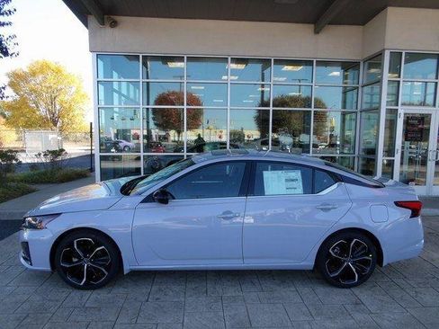 Used 2025 Nissan Altima 2.5 SR w/ SR Premium Package image 4