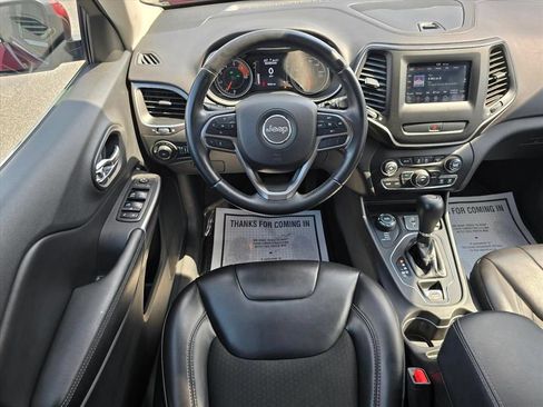 Used 2019 Jeep Cherokee Latitude Plus AWD/4WD image 3
