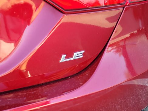 Used 2018 Toyota Camry LE FWD image 23