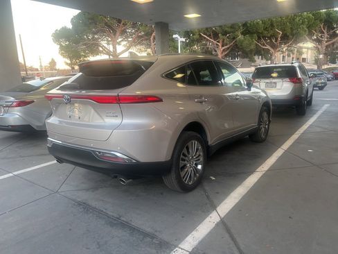 Used 2022 Toyota Venza XLE image 6