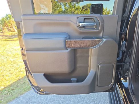 Certified 2023 GMC Sierra 2500 Denali w/ Denali Ultimate Package image 9